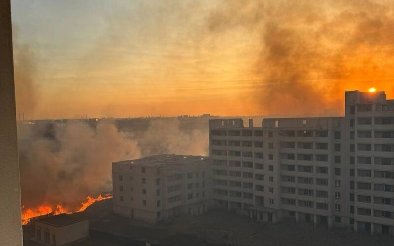 Під Києвом масштабна пожежа: зайнявся трав&#8217;яний настил