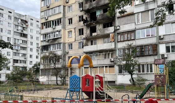 Нічна атака на Оболонь: уламки «Шахеда» спалили підʼїзд житлового будинку