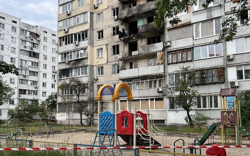 Нічна атака на Оболонь: уламки «Шахеда» спалили підʼїзд житлового будинку