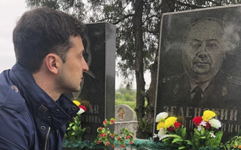 Володимир Зеленський у День Перемоги відвідав могилу свого діда