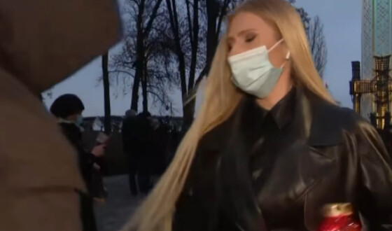 У Києві невідомий напав на журналістку українського телеканалу. Відео