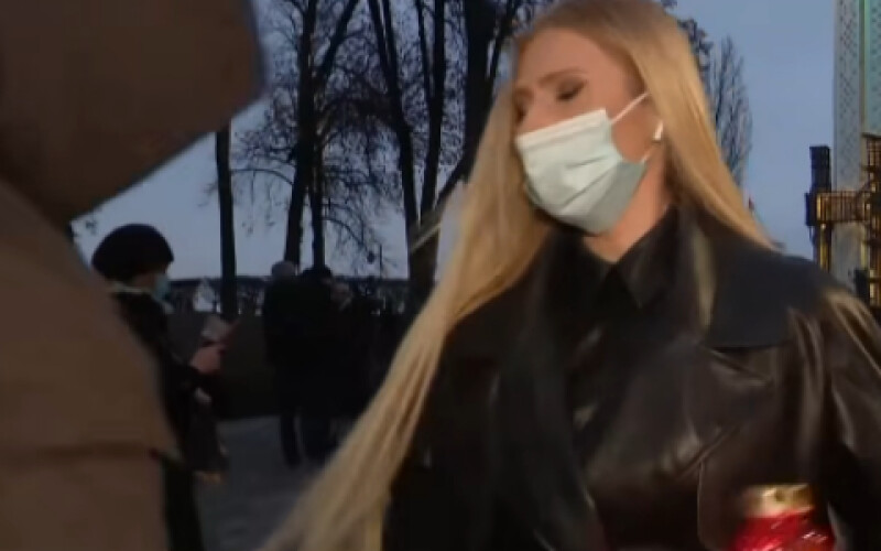 У Києві невідомий напав на журналістку українського телеканалу. Відео