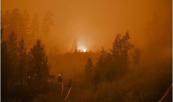 В охопленій лісовими пожежами Якутії посеред дня зникло сонце