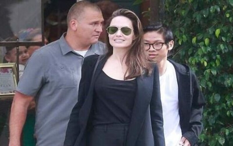 Анджелина Джоли отправилась на обед с сыном