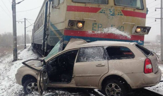 Под Киевом поезд снес автомобиль на переезде. Фото