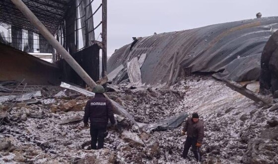 Рашисти керованими авіабомбами знищили ангари із зерном на Харківщині