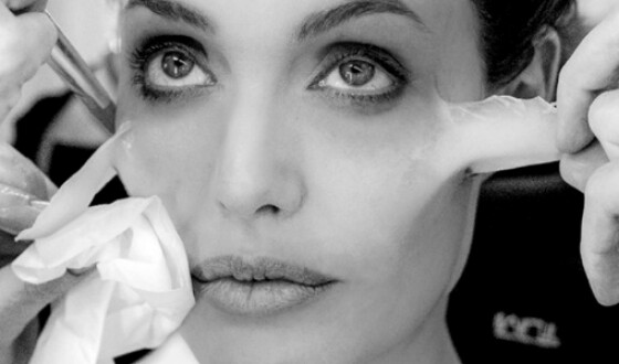 Анджеліна Джолі показала відео перетворення на Малефісенту
