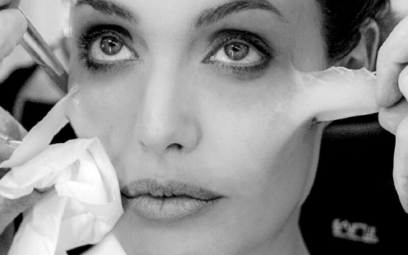 Анджеліна Джолі показала відео перетворення на Малефісенту