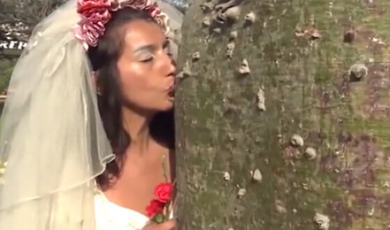 В Перу женщины устроили массовую свадьбу с деревом