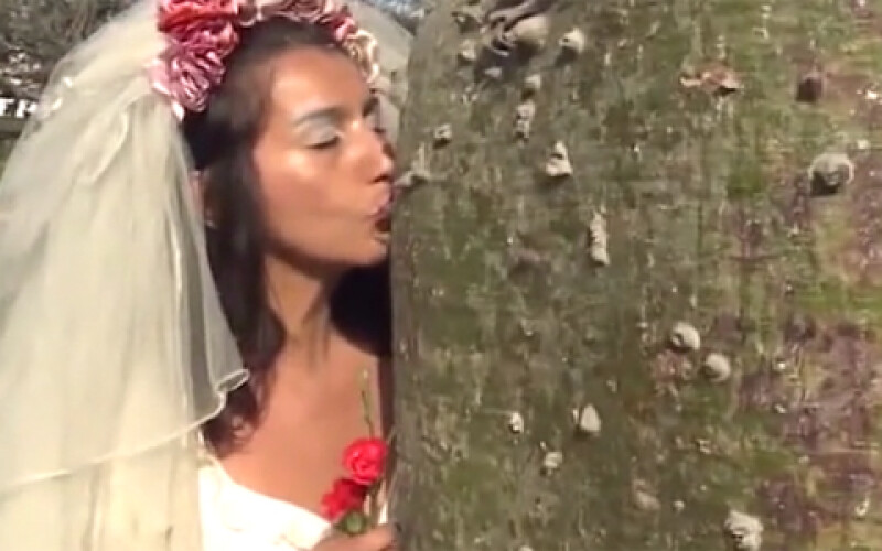 В Перу женщины устроили массовую свадьбу с деревом