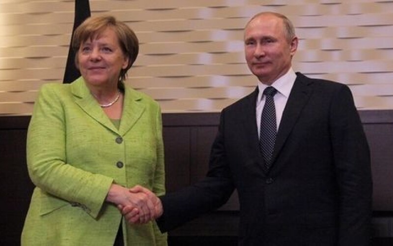 Меркель заявила, що поки що не бачить себе посередником між Росією та Україною