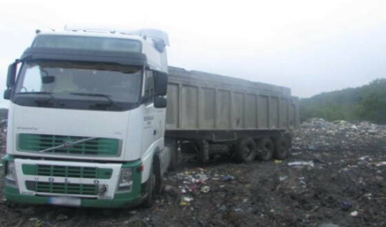 Тонны львовского мусора свезли в Киевскую область