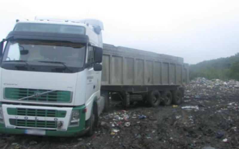 Тонны львовского мусора свезли в Киевскую область