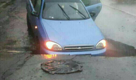 В Киеве под асфальт провалился автомобиль