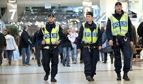 Полицейский участок в Швеции дважды забросали пиротехникой