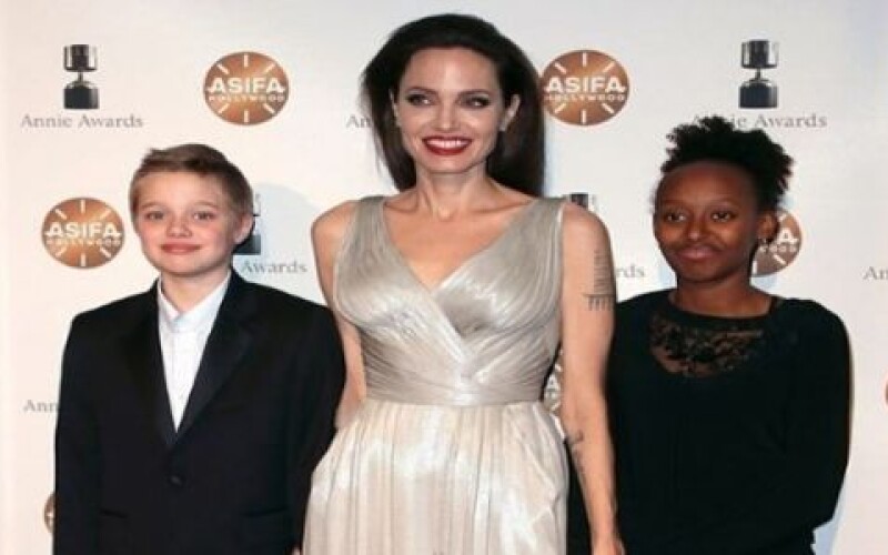 Анджелина Джоли вышла в свет с детьми