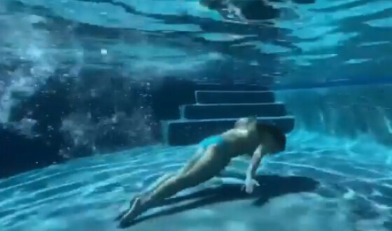Бритни Спирс показала, как умеет ходить на руках под водой