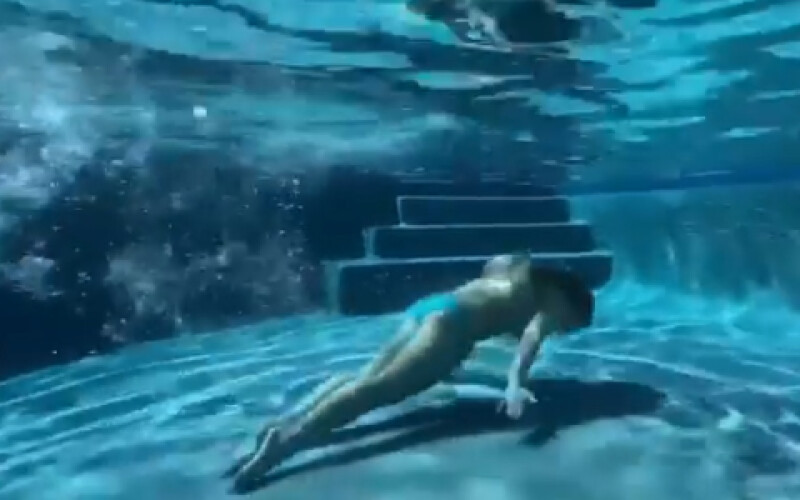 Бритни Спирс показала, как умеет ходить на руках под водой