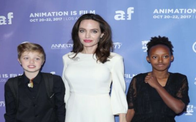 Анджелина Джоли вышла в свет с дочерьми