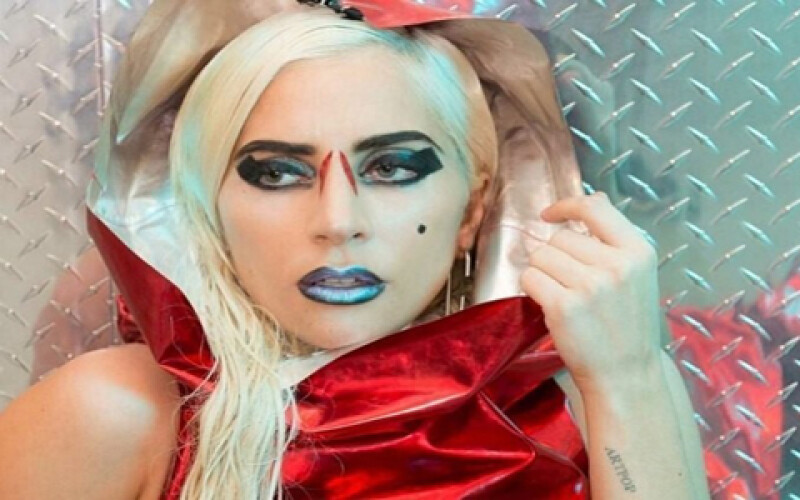 Леди Гага устроила фотосессию в комбинезоне из бумаги