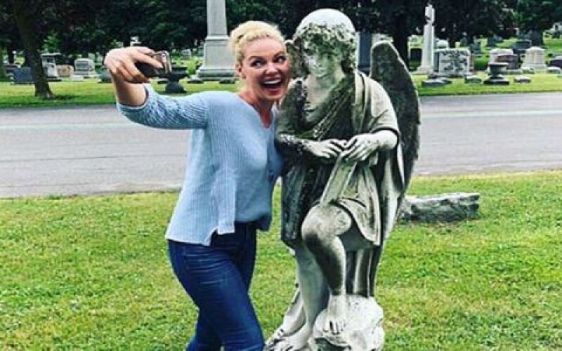Кэтрин Хейгл извинилась за глупые селфи на кладбище