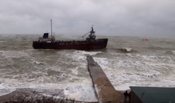 Викинутий бурею на мілину танкер в Одесі зняли на відео