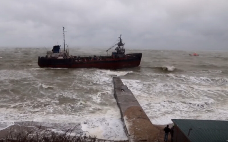 Аварія танкера в Одесі призвела до витоку нафти