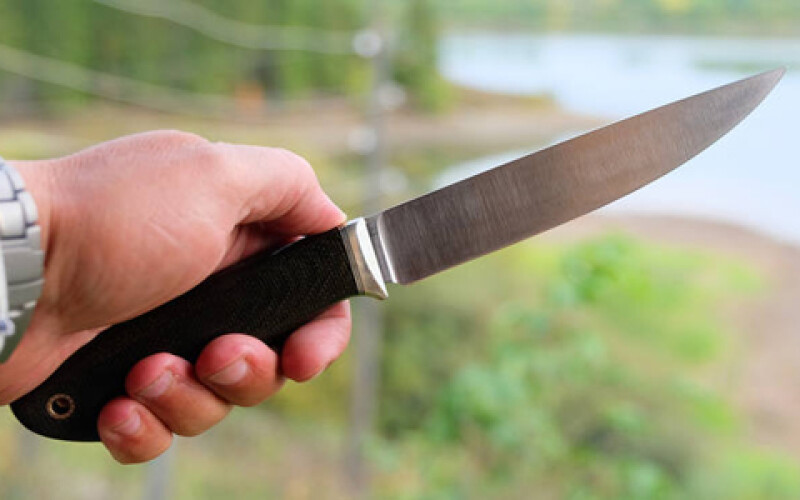 В Днепре мужчина с ножом домогался 13-летних девочек