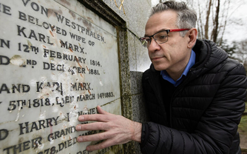 В Лондоне вандалы разбили надгробие могилы Карла Маркса