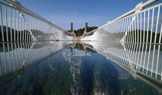 Китайцы достроили самый длинный стеклянный мост в мире