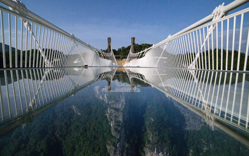 Китайцы достроили самый длинный стеклянный мост в мире