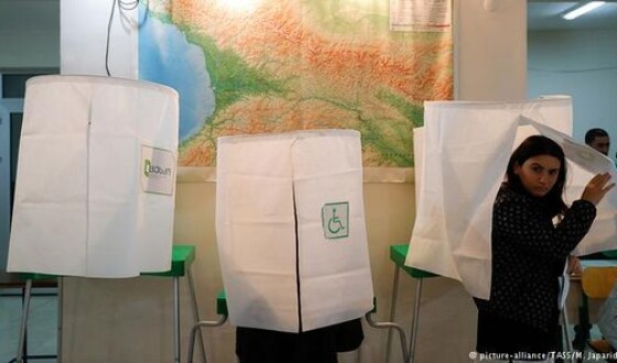У Грузії громадяни востаннє обирають президента прямим голосуванням