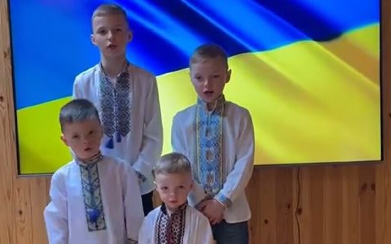 Діти Михайла Головка продовжили патріотичні традиції та заспівали «Ой у лузі червона калина»