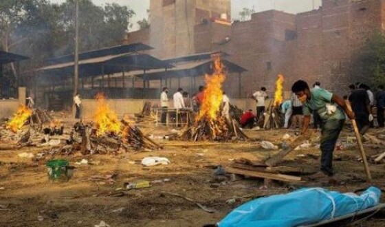 В Індії тіла померлих від коронавірусу почали спалювати в столичних парках