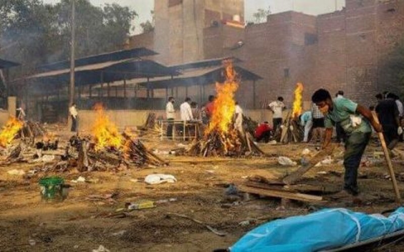 В Індії тіла померлих від коронавірусу почали спалювати в столичних парках
