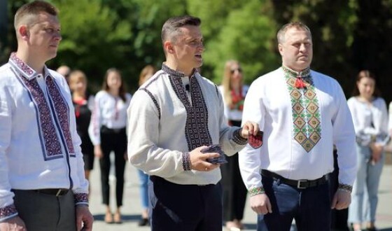 На Тернопільщині у Міжнародний день вишиванки передали вишивані шеврони для ЗСУ