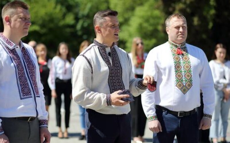 На Тернопільщині у Міжнародний день вишиванки передали вишивані шеврони для ЗСУ