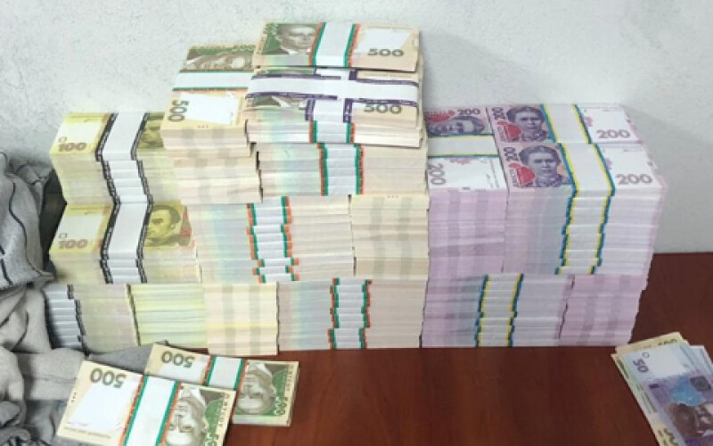 У Києві шахраї наміняли валюти на майже півмільйона підроблених гривень