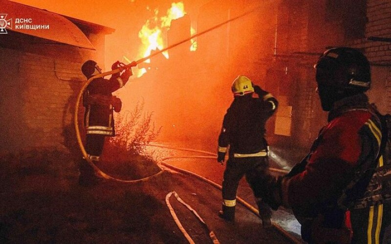 Російські окупанти завдали ракетних та дронових ударів по Києву