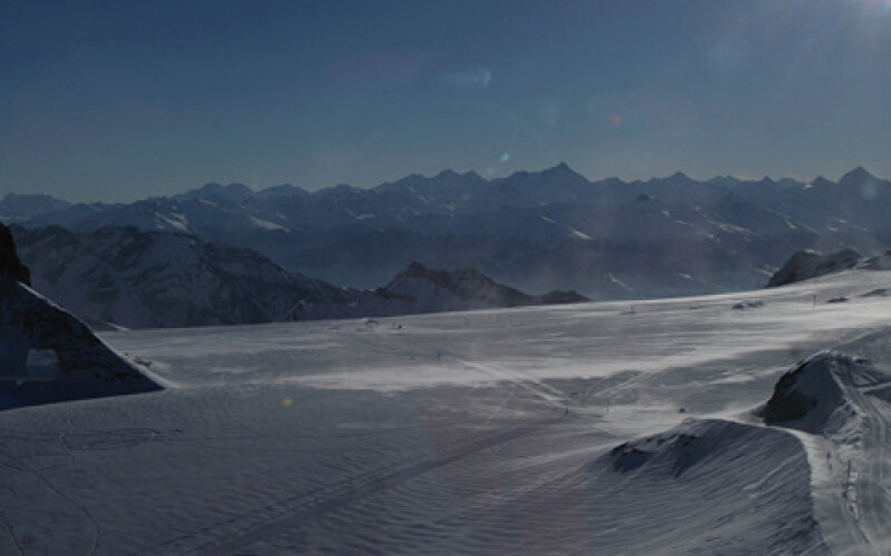Из-за снегопадов в швейцарских Альпах застряли более 10 тысяч человек