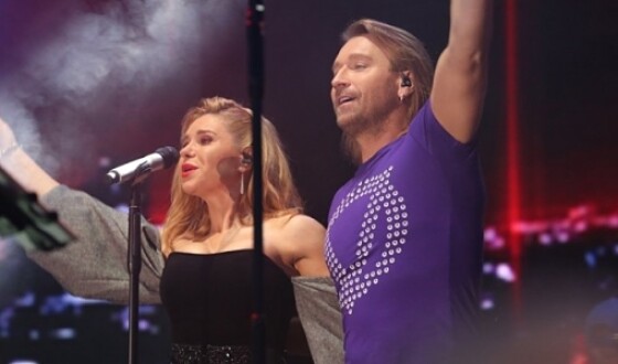 Олег Винник на концерті показав свою дружину