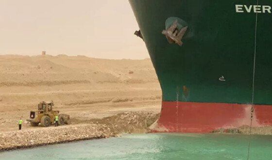 Контейнеровоз, який в березні заблокував Суецький канал, сьогодні знову пройде через нього