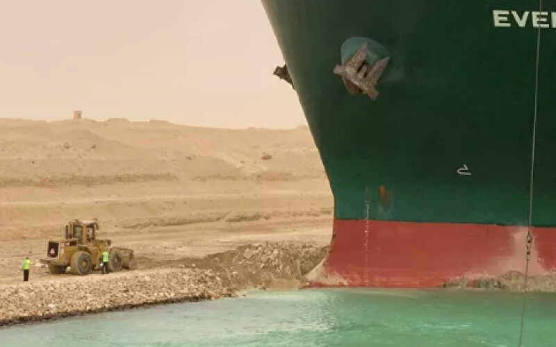 Вісім буксирів витягують корабель, що заблокував Суецький канал