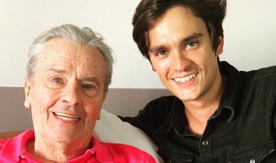 Сын Алена Делона опубликовал фото отца после инсульта