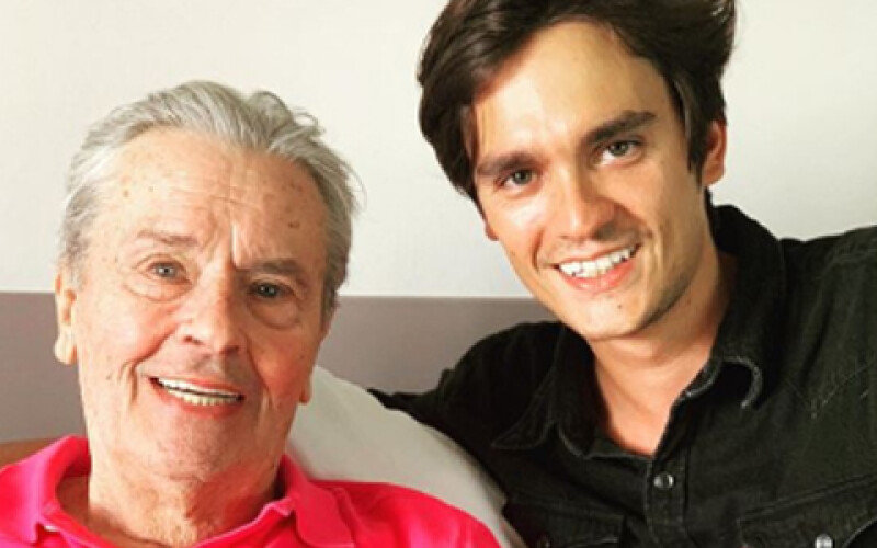 Сын Алена Делона опубликовал фото отца после инсульта