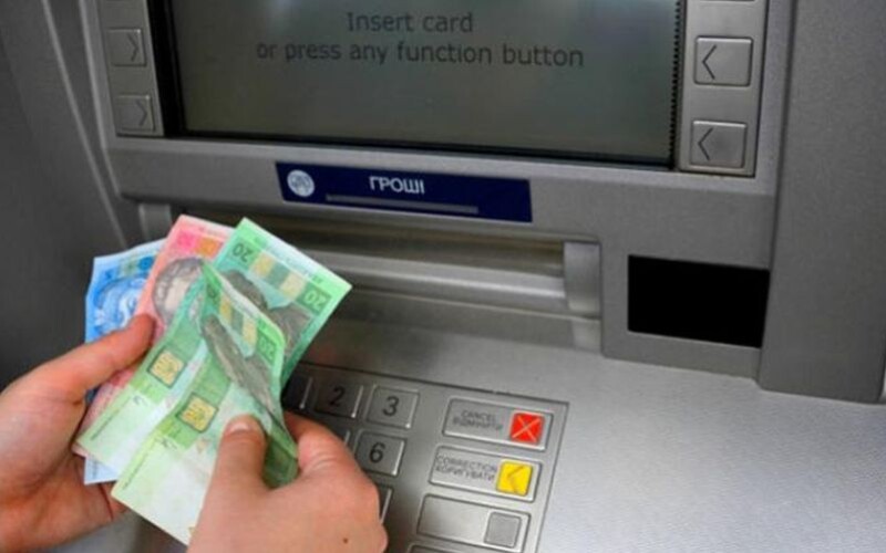 В Україні скасовано комісію на зняття готівки з карток інших банків у банкоматах
