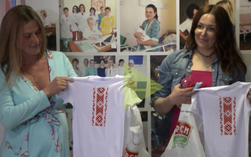 Молодежь Беларуси подарила новорожденным вышиванки