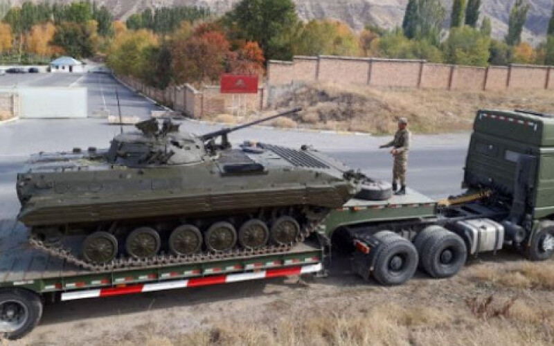 У Бішкеку вводять військову техніку, прибувають колони військових вантажівок