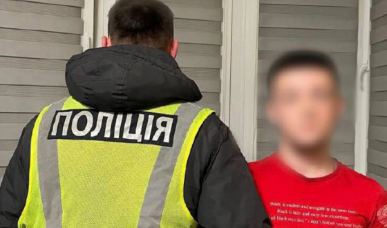 У Києві юнак у поліцейській формі знімав відео під російську музику