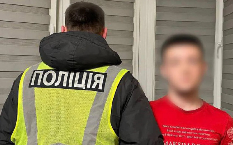 У Києві юнак у поліцейській формі знімав відео під російську музику